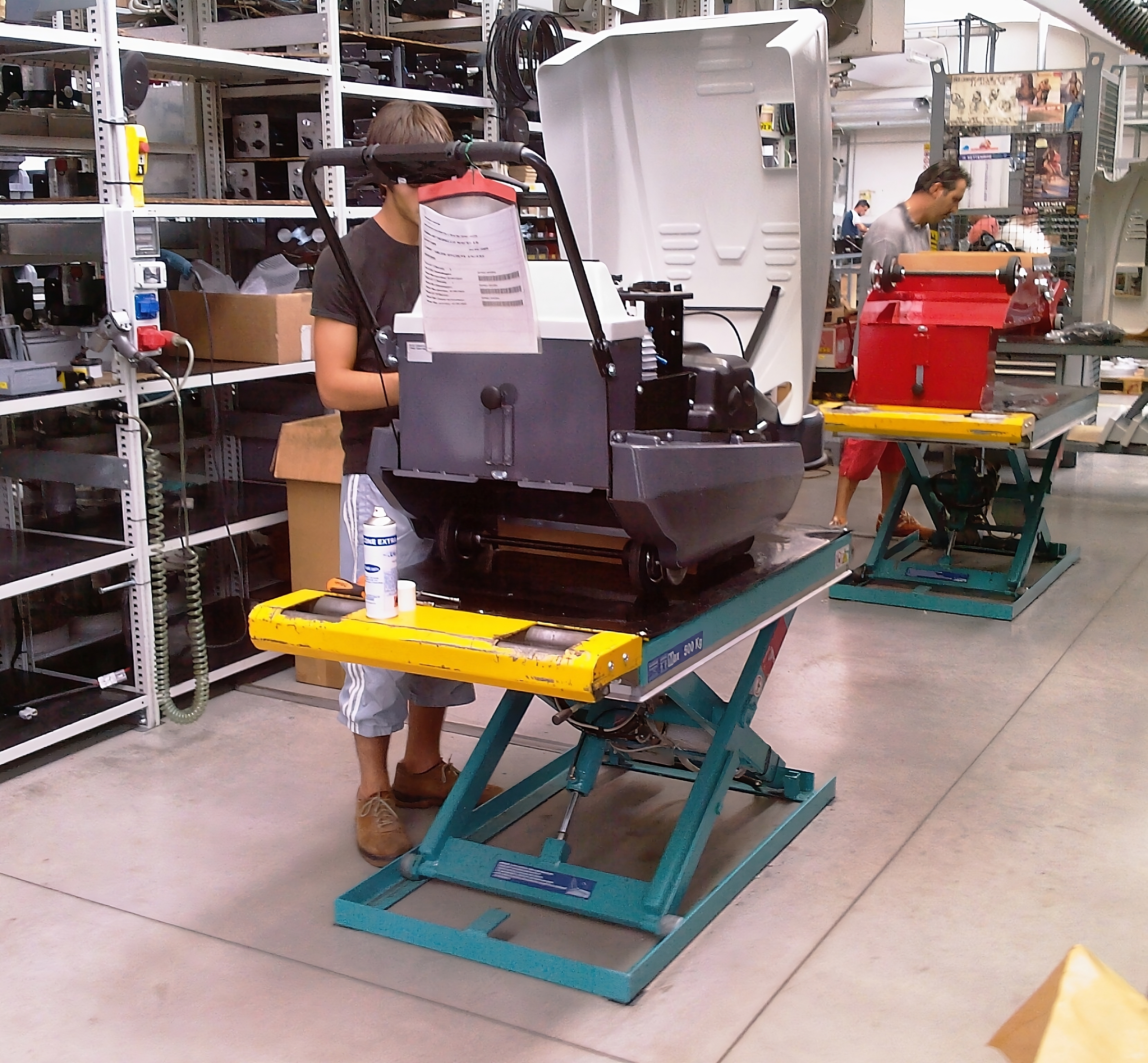 postazione-ergonomica-con-piattaforma-elevatrice